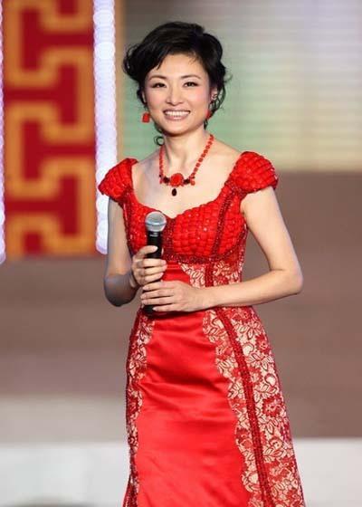 周濤 連續十五年擔任春晚的主持人 周濤 連續十五年擔任春晚的主持人
