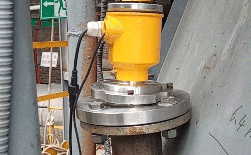 安裝在氫氧化鎂蓄水罐上的80G雷達物位計 安裝在氫氧化鎂蓄水罐上的80G雷達物位計