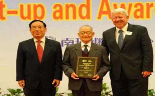 2010年賀家李先生獲首屆顧毓秀電機(jī)工程獎 2010年賀家李先生獲首屆顧毓秀電機(jī)工程獎